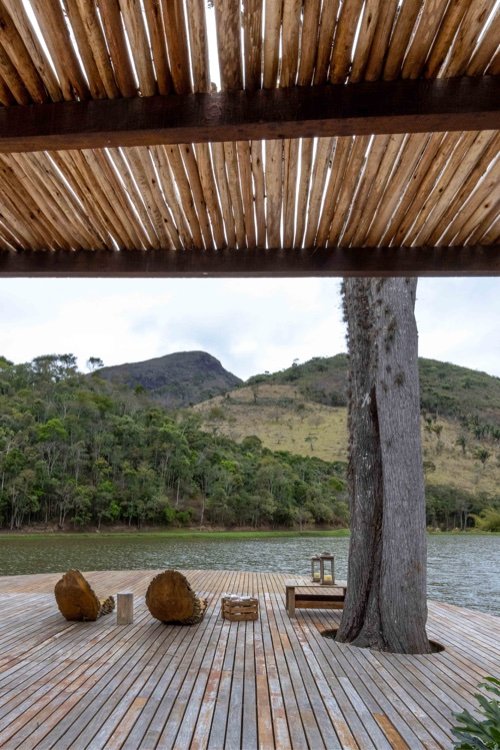 Abrigo de madeira voltado para o lago e as montanhas