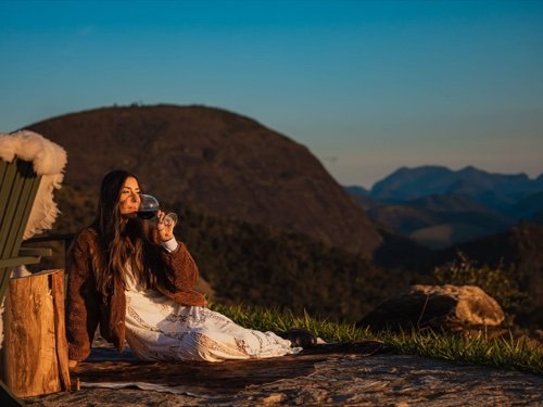 Vinho e fogo diante da montanha